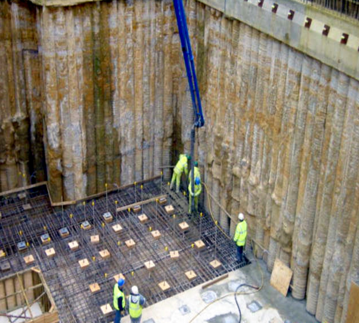 Pantalla de pilotes servicios