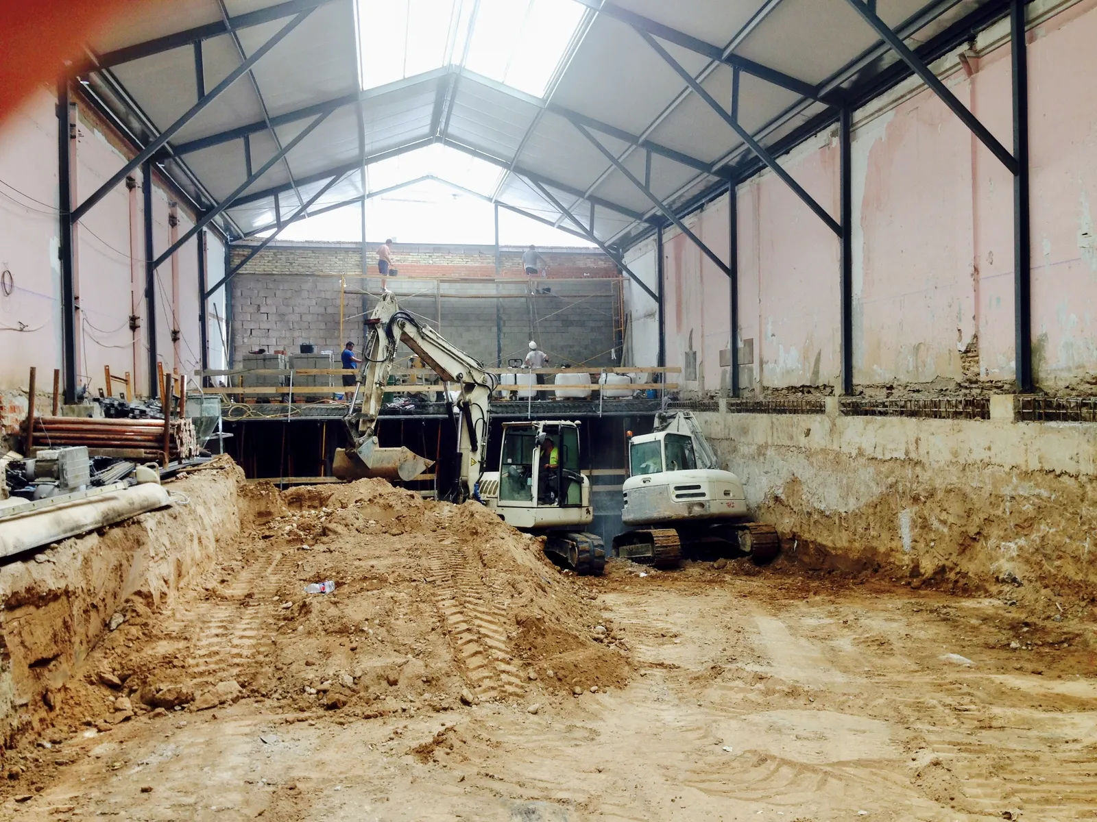 Excavación del aparcamiento bajo la nave existente, en el patio de manzana