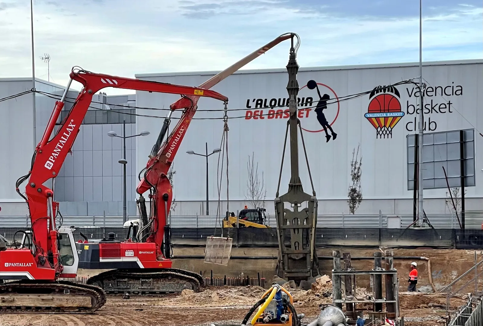 Excavación de muro pantalla con cuchara bivalva en el Roig Arena (Valencia)