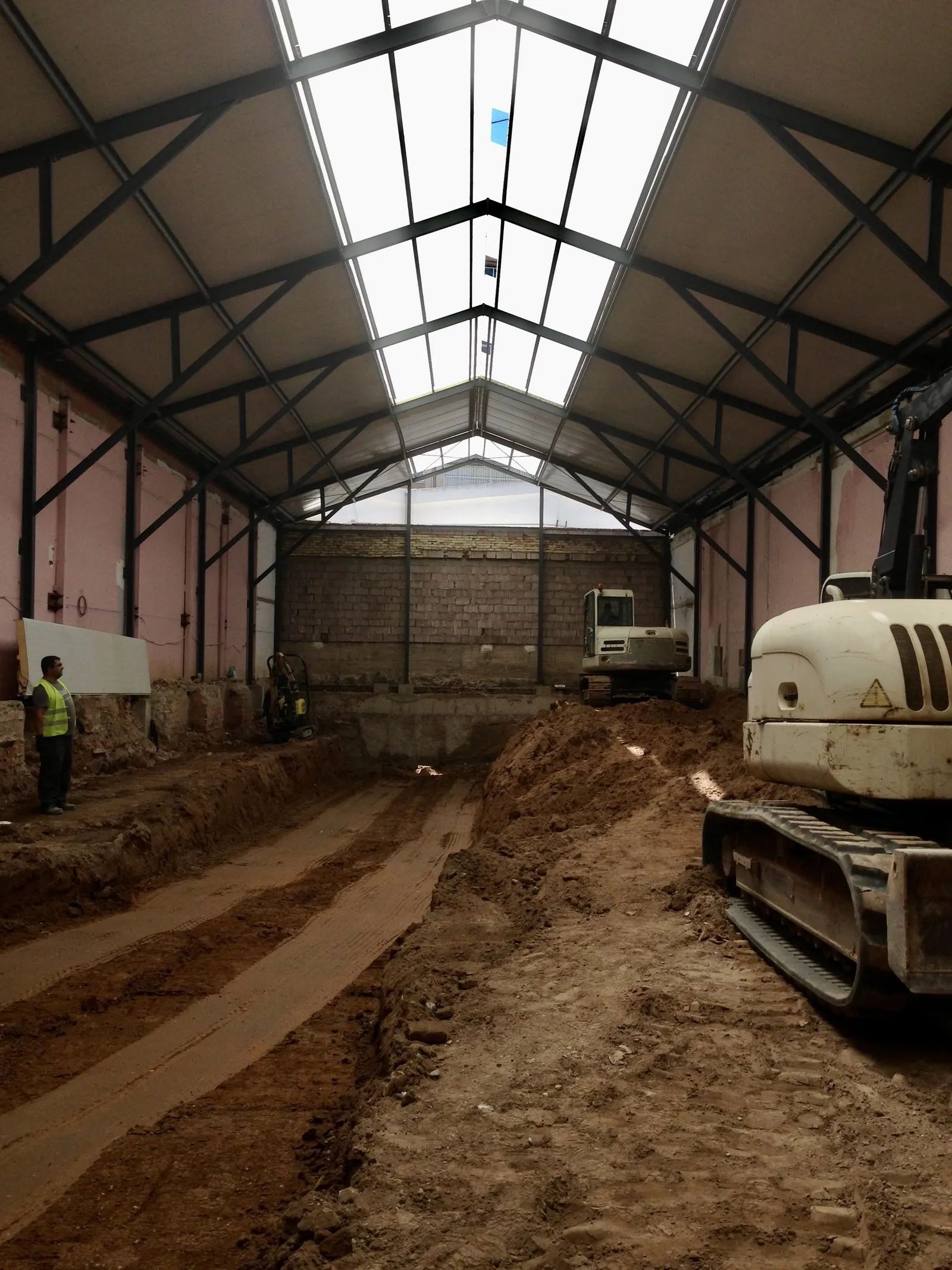 El interior de la nave durante la excavación del aparcamiento