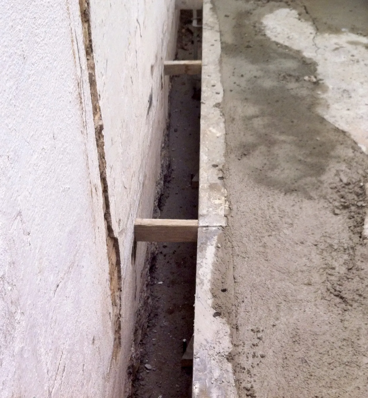 El muro guía interior: en esta obra no se ejecutó muro guía exterior