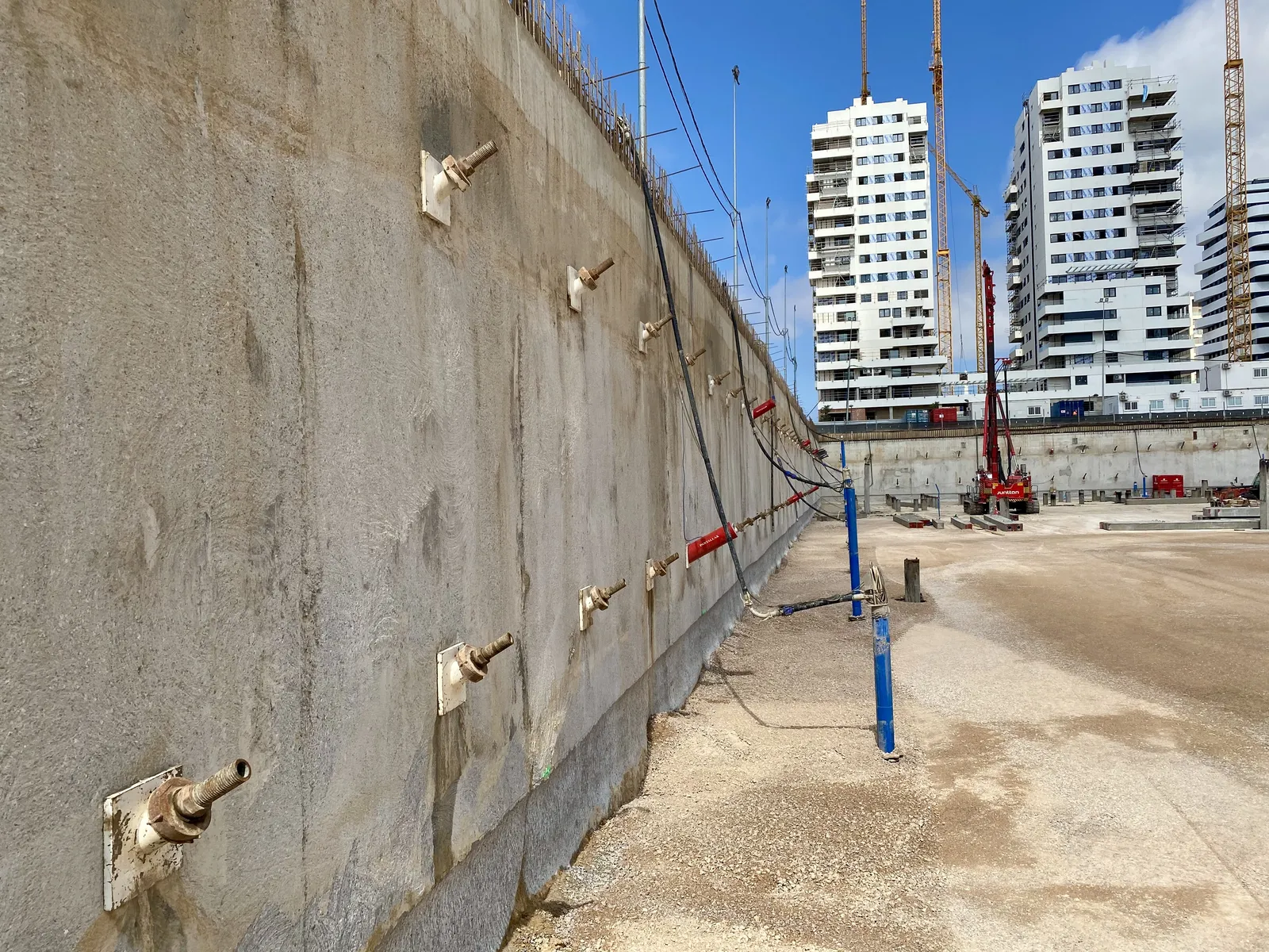 Muro pantalla anclado y drenajes del vaso en el Roig Arena