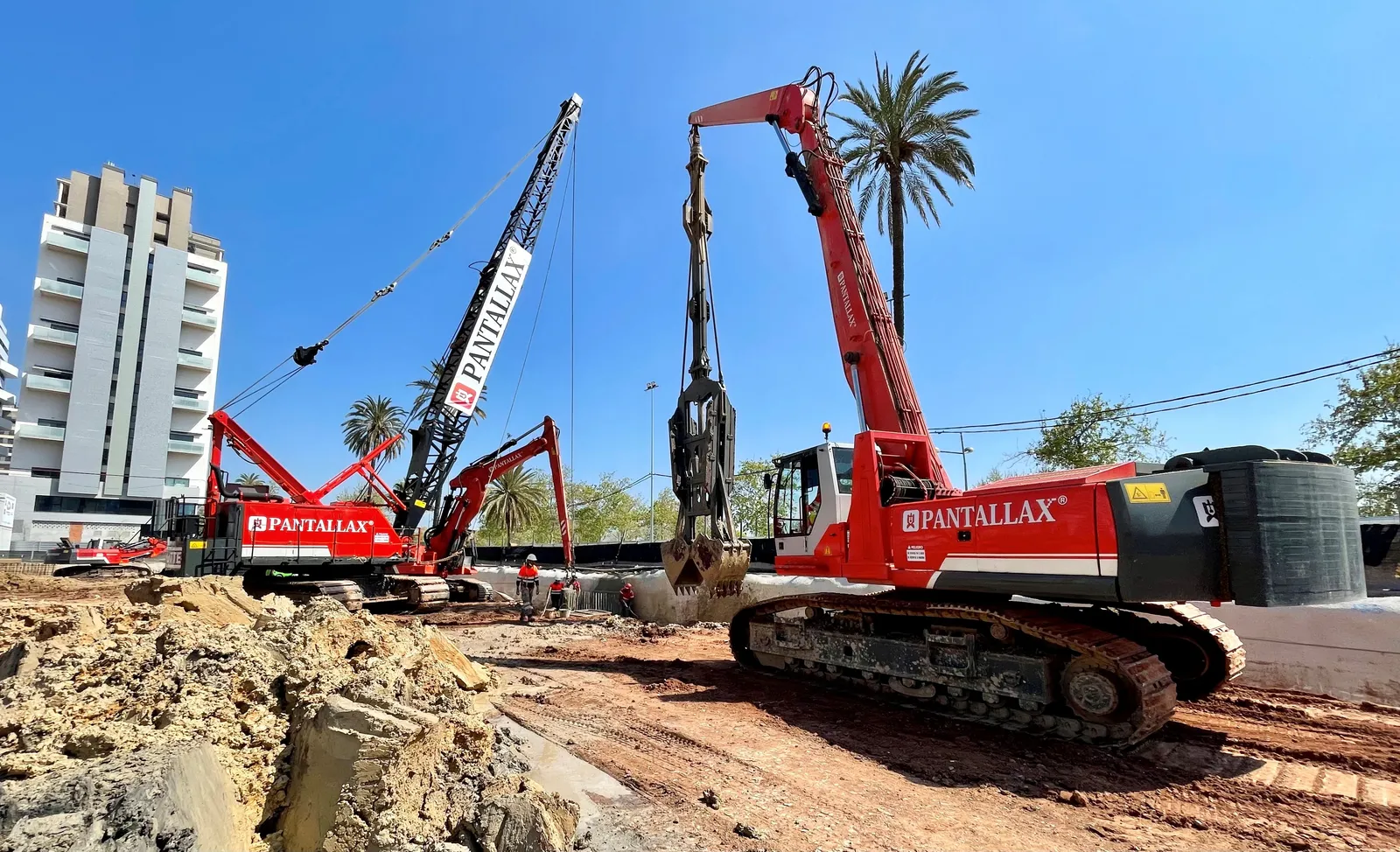 Pantalladora hidráulica PANTALLAX en las obras del Roig Arena