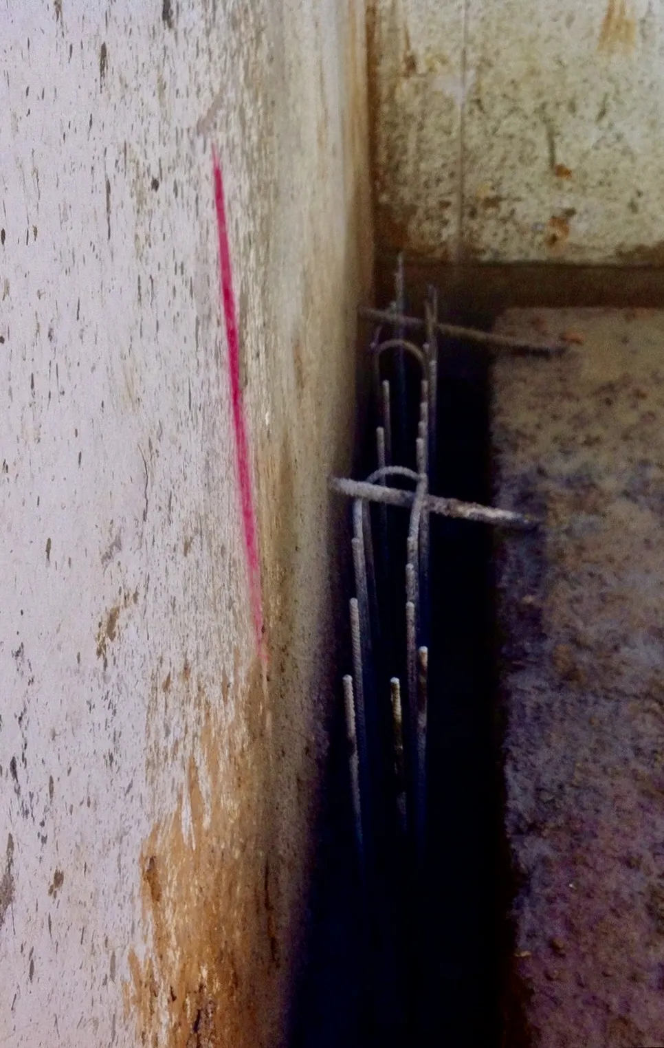 Las primeras pantallas de 26 cm: armadura del panel junto a la edificación existente