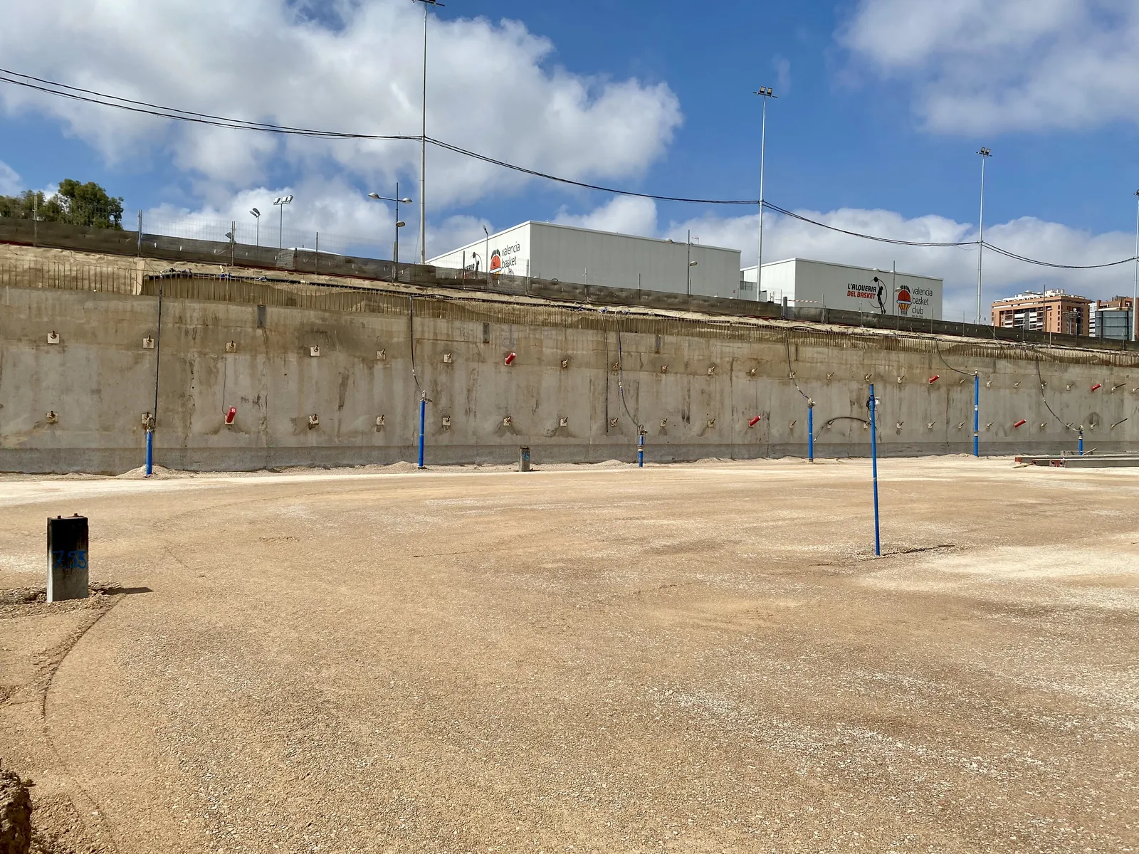 El vaso excavado del Roig Arena: muro pantalla anclado, con los protectores de las células de carga sobre determinadas cabezas de anclaje